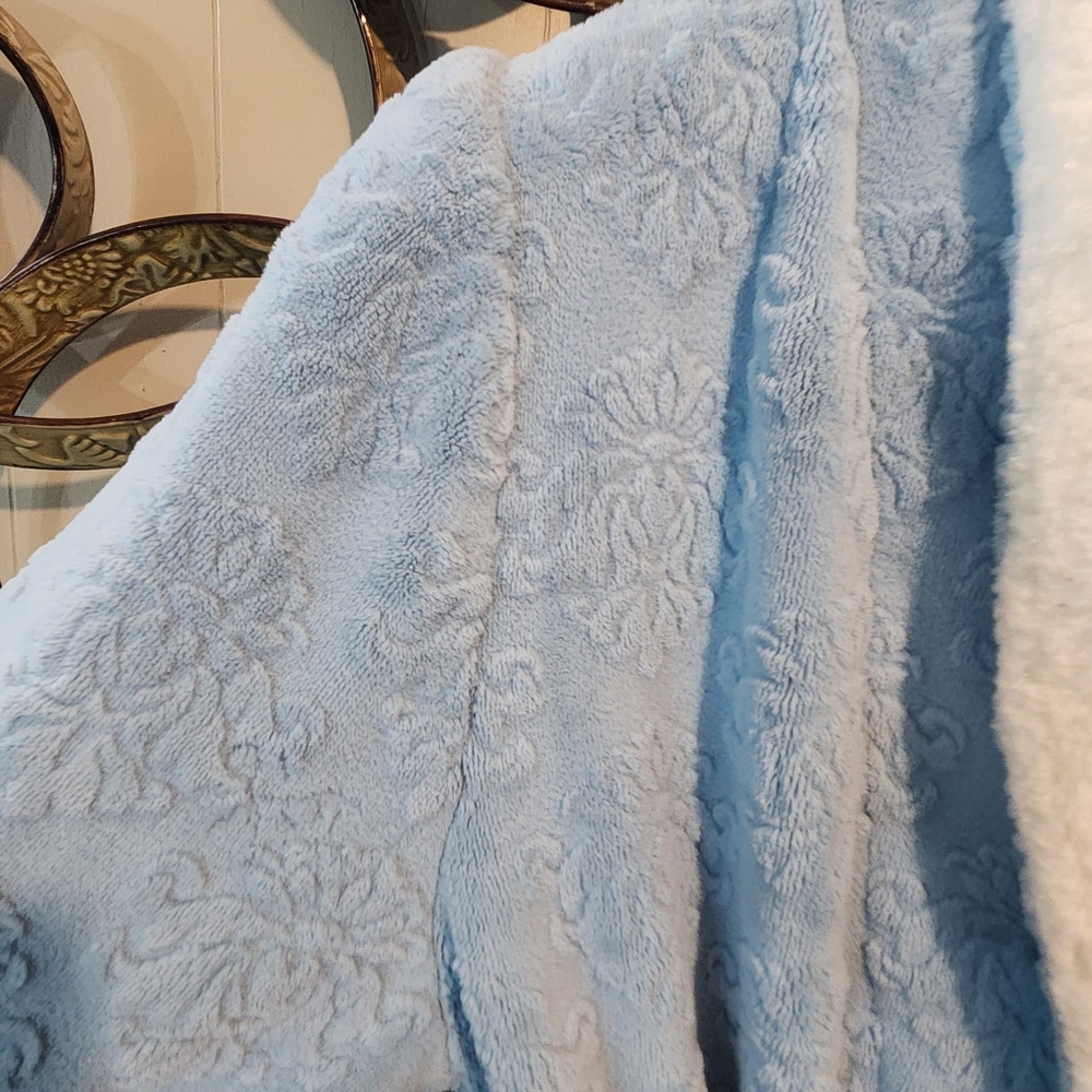 CASA ZETA-JONES Soft Plush Robe - Picture 2 of 12